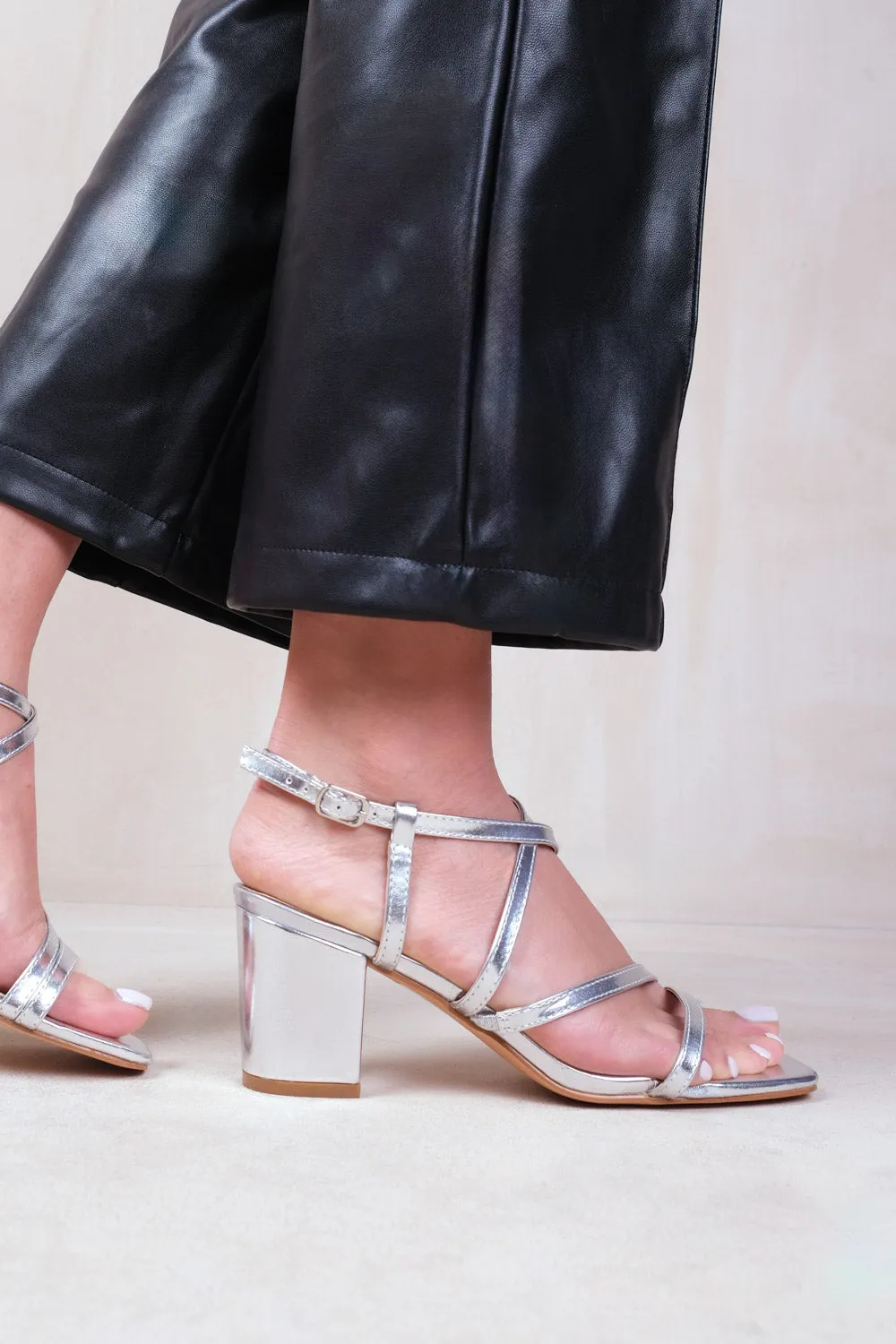 SIDRA EXTRA WIDE FIT MID HIGH BLOCK HEEL SANDALS WITH CROSS OVER STRAP IN SILVER METALLIC FAUX LEATHER